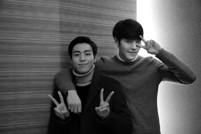 김우빈-이현우, 다정하게 브이 포즈 '훈훈한 기술자들'