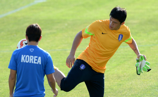 [포토] 동료들과 몸 푸는 정성룡