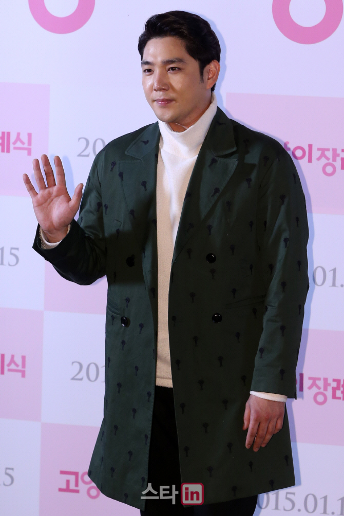 [포토]강인 '부드러운 손인사'