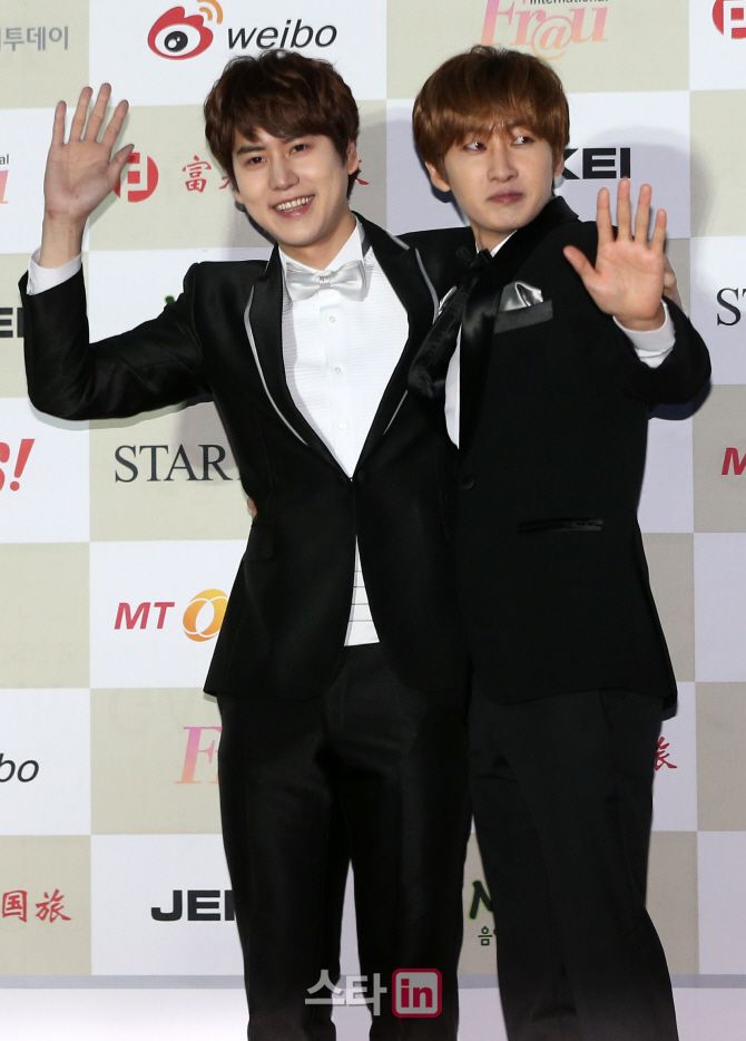 [포토]슈퍼주니어 규현-은혁 '짧은 포토타임이 아쉬워!'