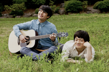 '쎄시봉' 강하늘X조복래, 눈과 귀가 즐거운 '싱크로율 케미'