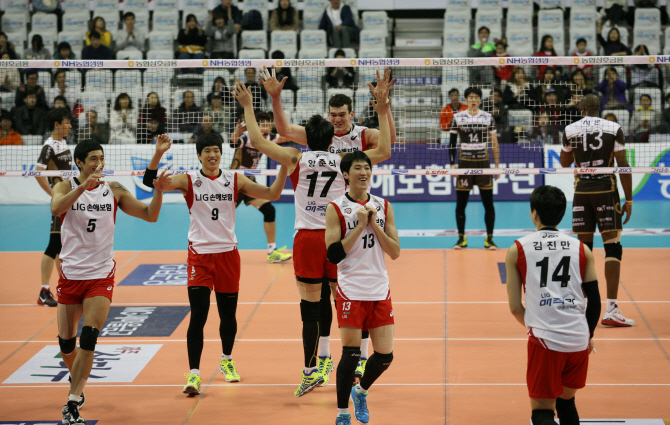 '에드가 46득점' LIG손보, 갈 길 바쁜 OK저축은행 제압