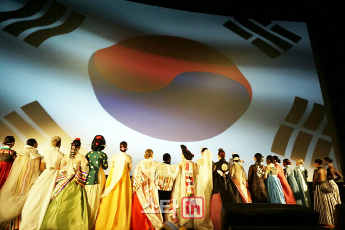 [포토]한복의 위상을 세계에  알린 목은정 디자이너-2