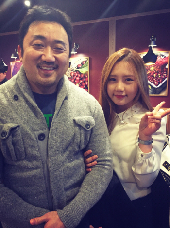 송하예 팔짱에 마동석 `훈훈` 미소.."영원한 팬"