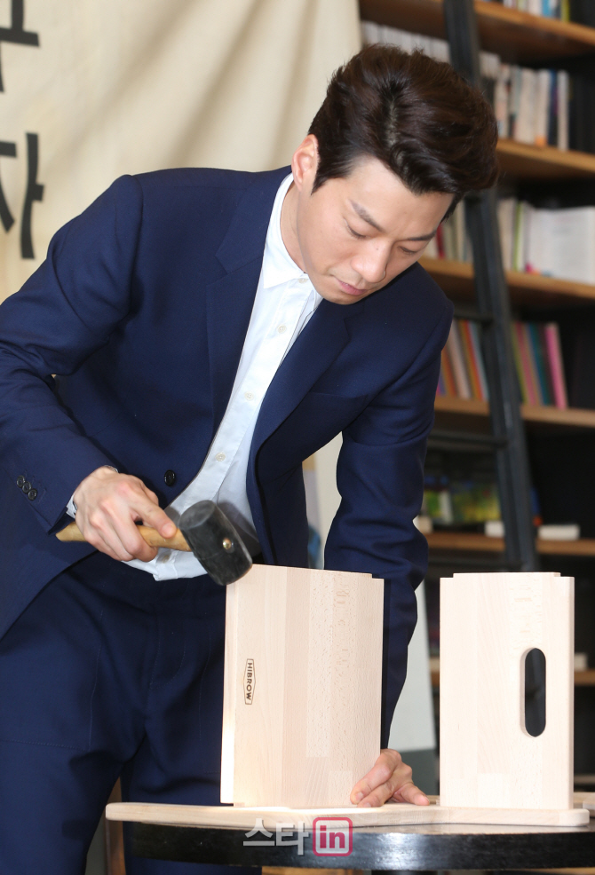 [포토]이천희, '망치질 하는 남자'