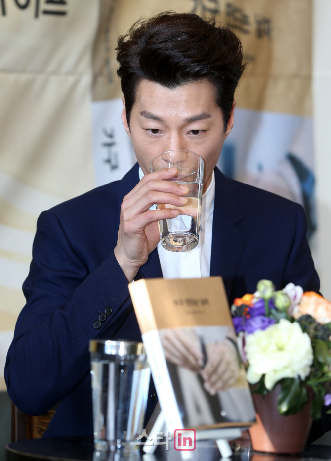 [포토]배우 이천희, '첫 출판 간담회라 긴장되요!'