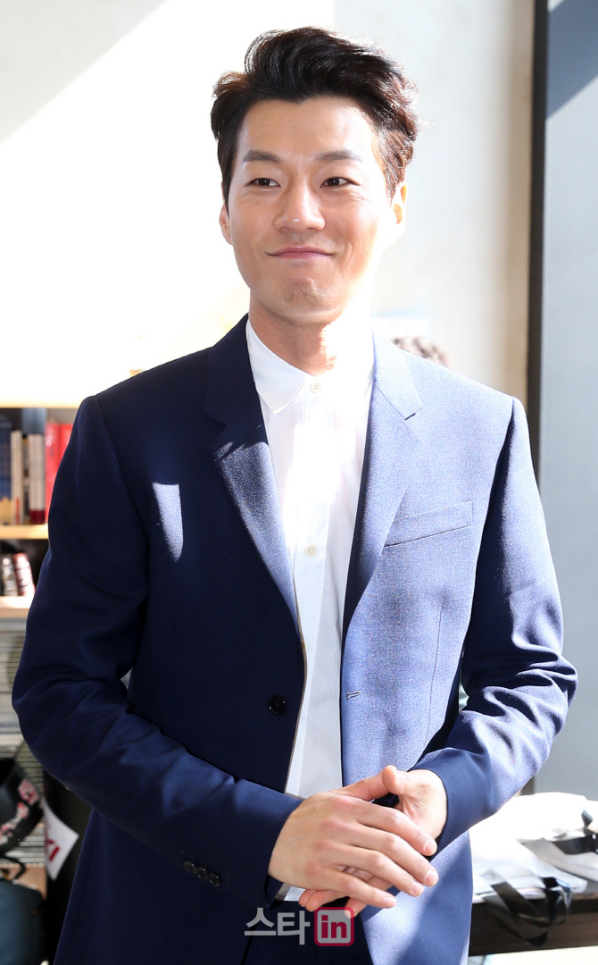 [포토]'가구 만드는 남자' 출판 기자 간담회 참석하는 이천희