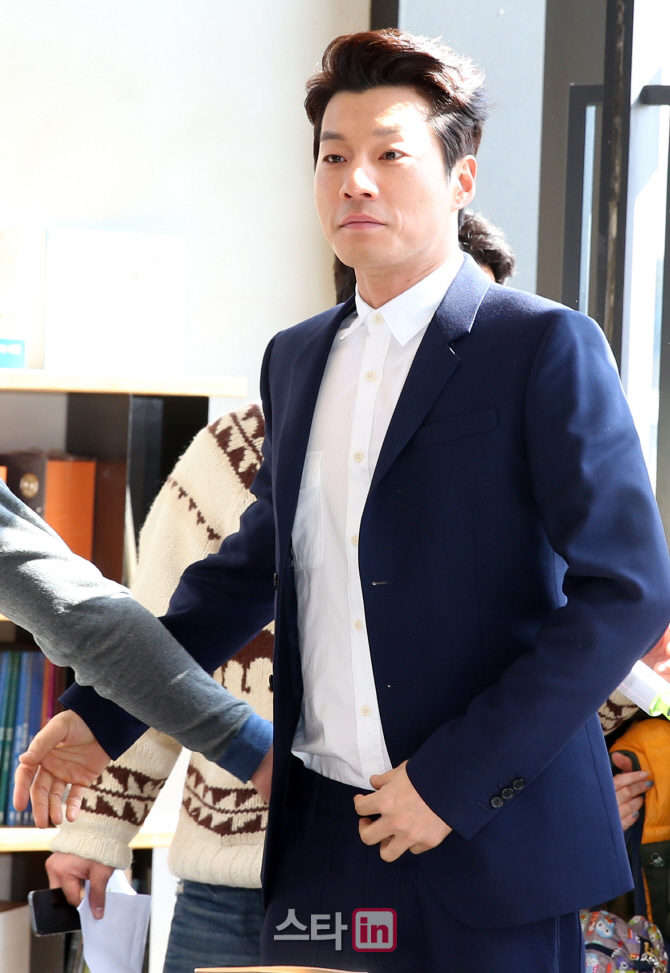 [포토]'가구 만드는 남자' 출판 기자 간담회 참석하는 배우 이천희