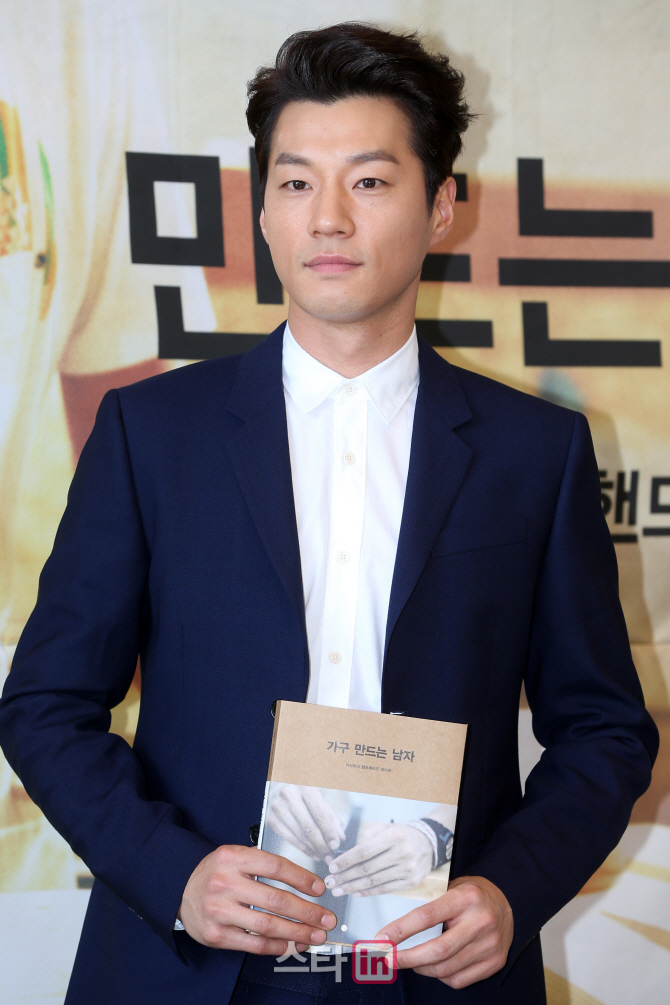 [포토]이천희, '가구 만드는 남자' 작가로 변신