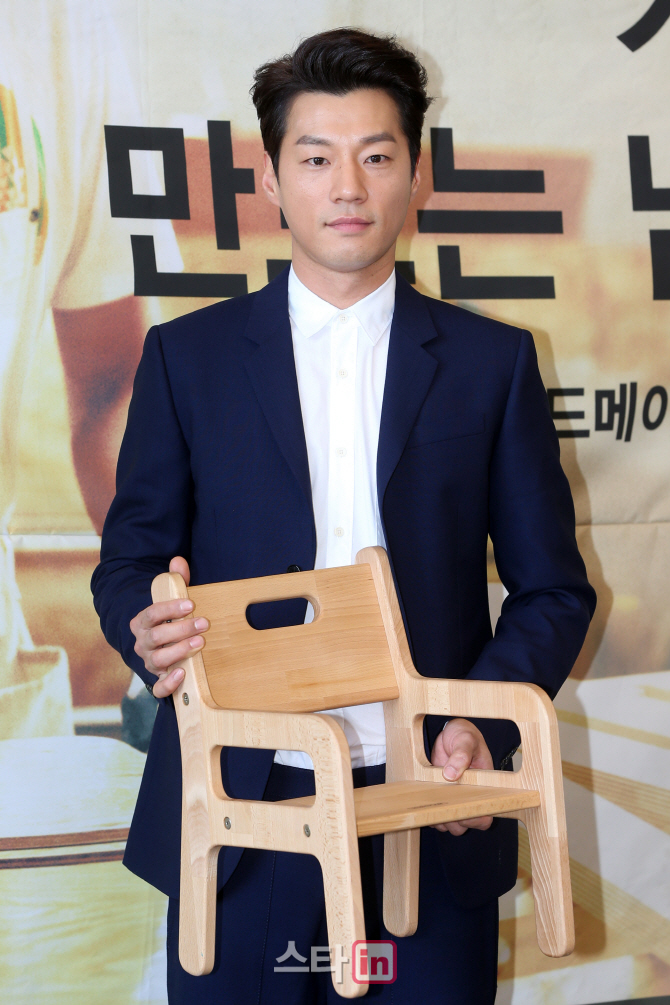 [포토]이천희, '아이를 위한 의자랍니다!'