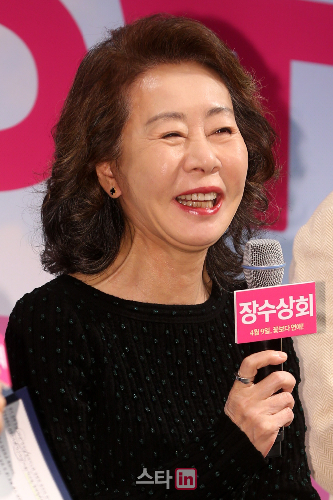 '장수상회' 윤여정, 그의 입담을 누가 말리랴..'현장 쥐락펴락'