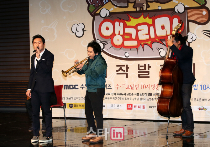 [포토]재즈 부르는 김병길 PD