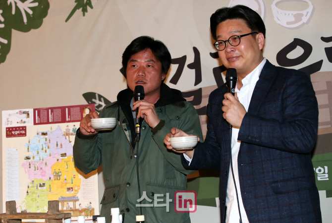 [포토]나영석-서경덕 '즐거운 막걸리 토크쇼'