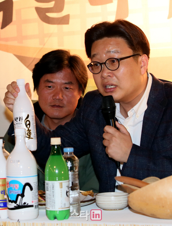 [포토]서경덕 '이 막걸리로 할까요?'