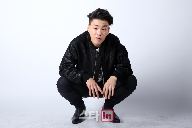 [포토]포즈 취하는 래퍼 아이언