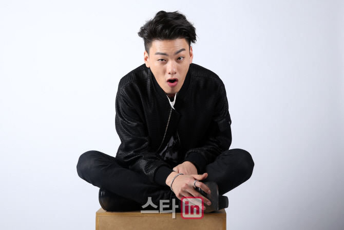 [포토]포즈 취하는 래퍼 아이언