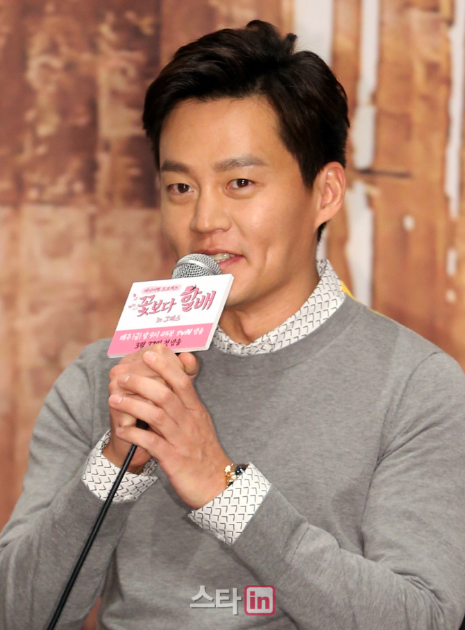 [포토]인사말하는 배우 이서진