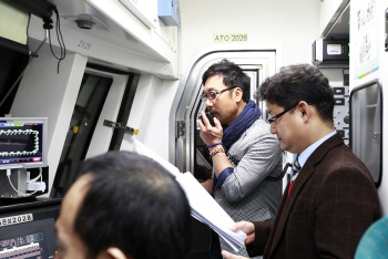 이문세, '만우절' 이벤트로 최초 게릴라 지하철 방송