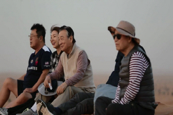두바이의 사막으로 간 '꽃할배와 짐꾼들'