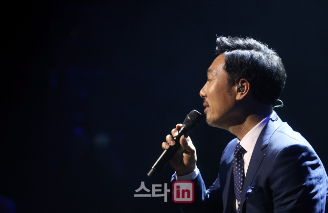 [포토]이문세 '긴 여운 남기는 목소리'