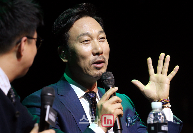 [포토]취재진 질문에 답하는 이문세