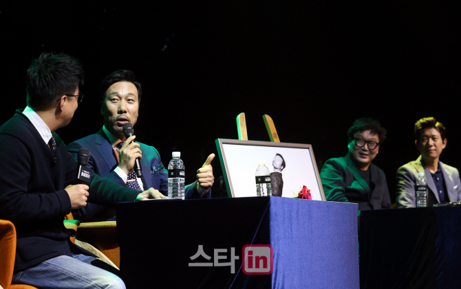 [포토]이문세 '홈레코딩으로 녹음했어요'