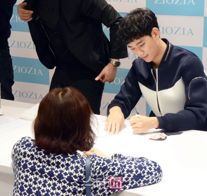 [포토]지오지아(ZIOZIA), 김수현 팬사인회 성황리에 개최-3