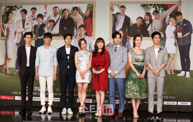 [포토]한종영-신지운-박상현-한이서-하희라-오대규-이태란-송창의, '우리는 한가족!'