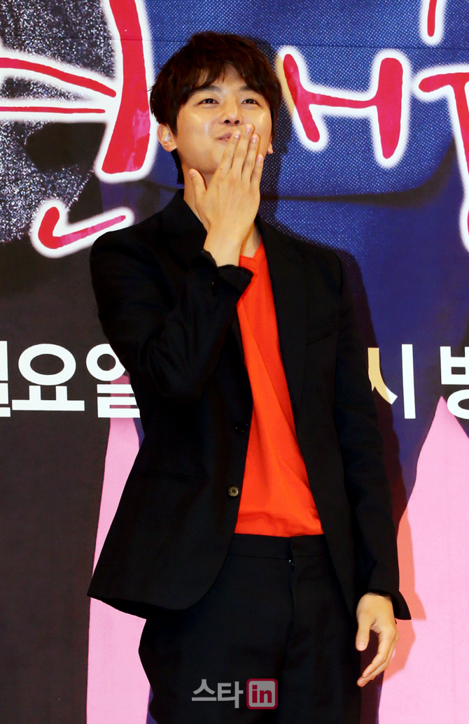 [포토]연우진 '손키스 보내요'