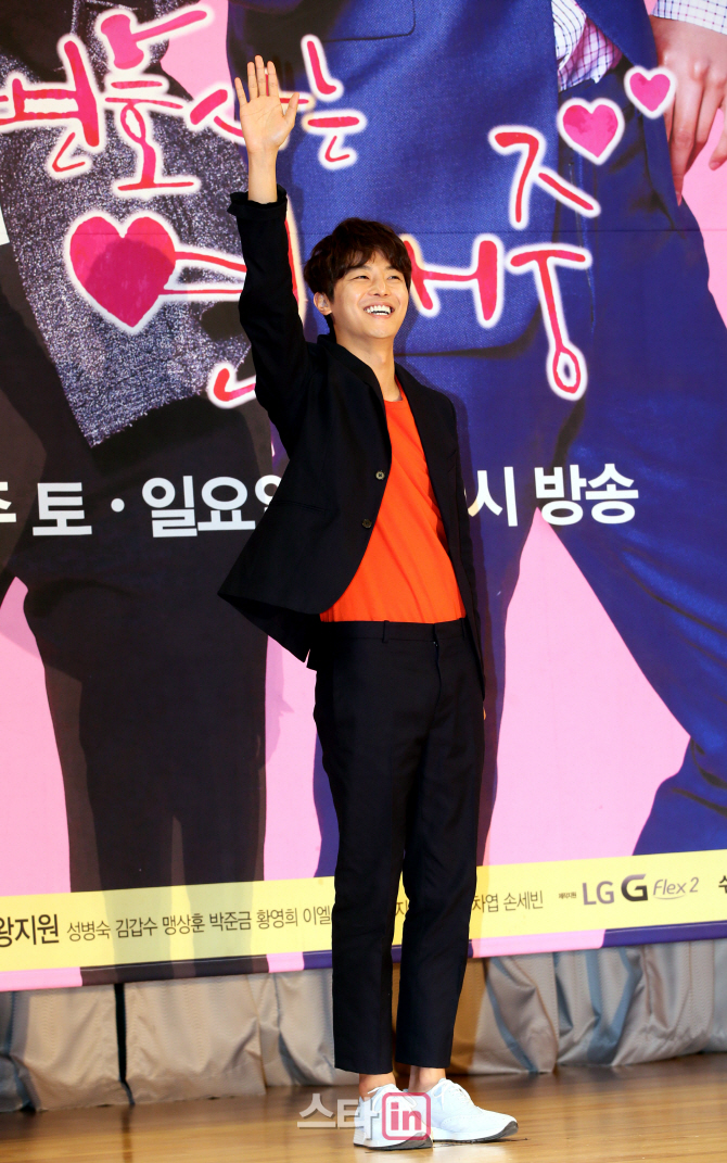 [포토]연우진 '손키스 보내요'