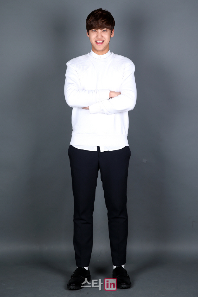 [포토]이데일리와 인터뷰 갖는 신인가수 송유빈