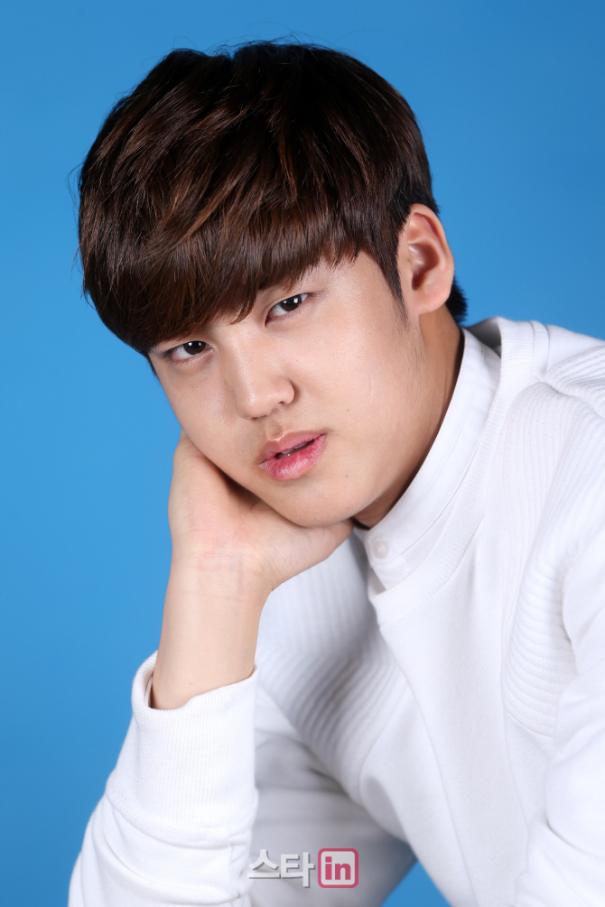 [포토]이데일리와 인터뷰 갖는 신인가수 송유빈