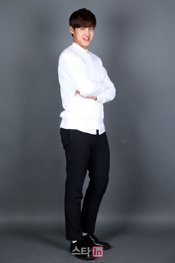 [포토]가수 송유빈, 아직은 어색한 인터뷰