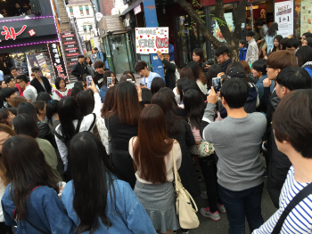 '위탄' 데이비드오, 데뷔 앞두고 프리허그 이벤트 '성황'