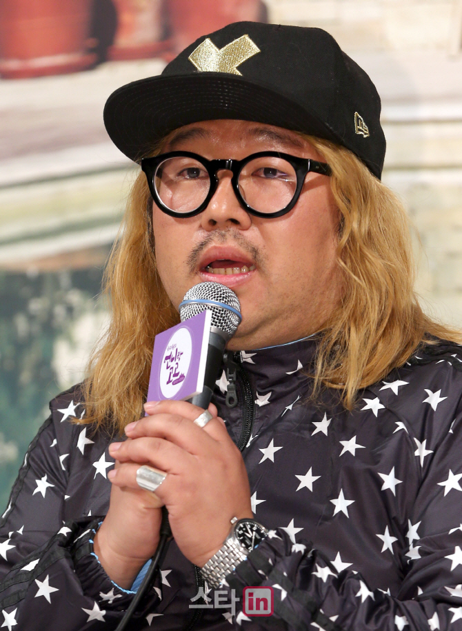 [포토]인사말 하는 '하지원의 언니랑 고고' 김지욱 PD