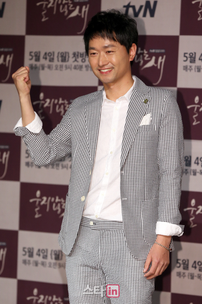 [포토]김유석,  tvN 일일드라마 '울지않는 새' 파이팅!