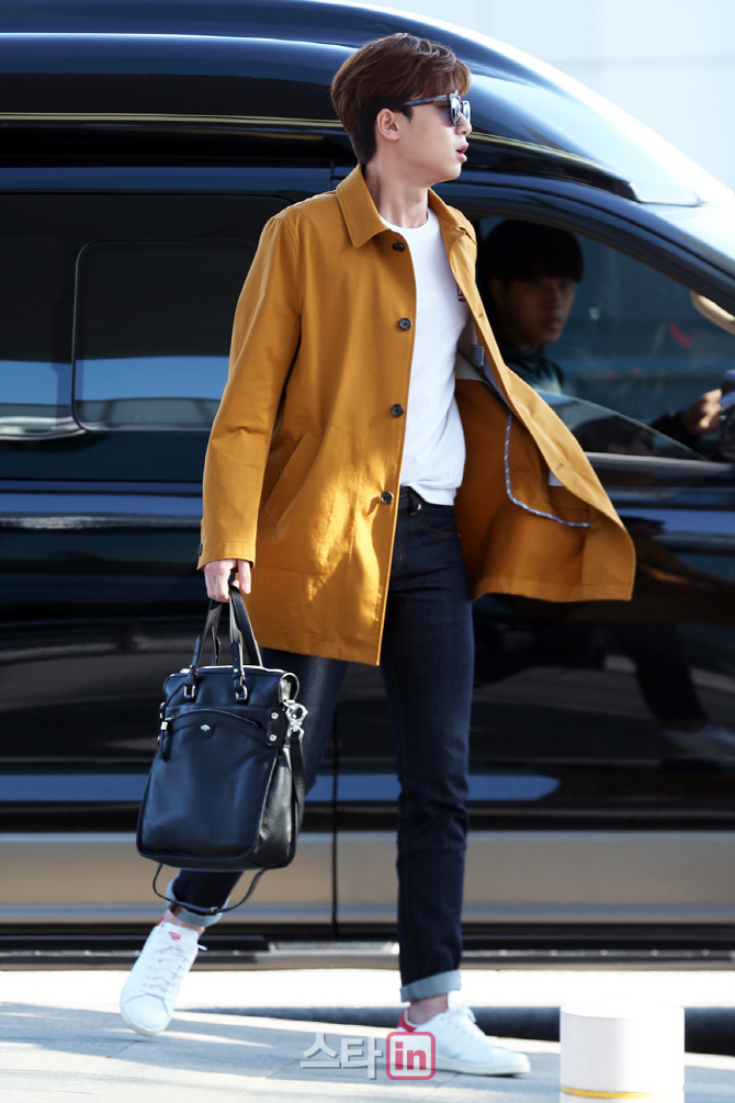 박서준, 시크한 블랙 백으로 남친룩 완성