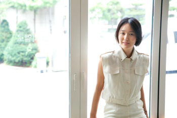 "작가님이라 불러주세요"..윤진서, 소설 '파리 빌라' 발간