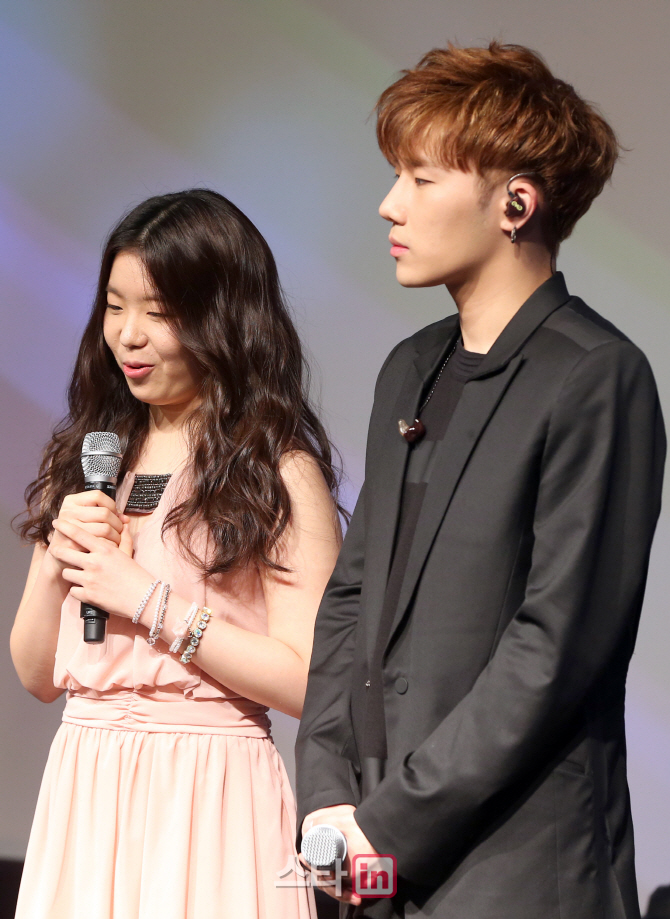 [포토]인피니트 성규, '박윤하와 함께 생애 첫 듀엣해봤어요!'