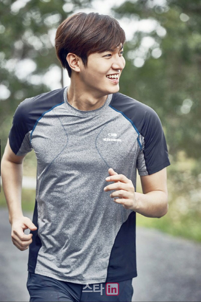 "얼음~땡!" 이민호, 아웃도어 화보서 유머러스한 매력 뽐내