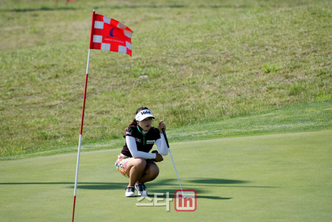 [포토]그린 경사 살피는 정지윤