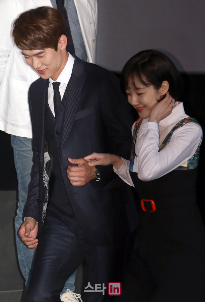[포토]임수정, '유연석 손 잡고 입장'