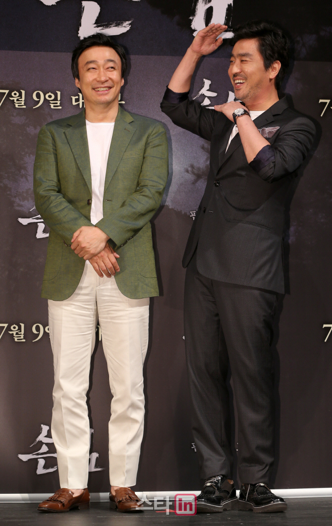 [포토]이성민-류승룡, '충무로 대표 연기파 배우'
