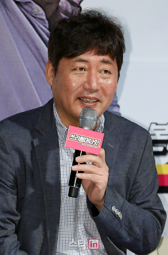 [포토]인사말하는 영화 '쓰리썸머나잇' 김상진 감독