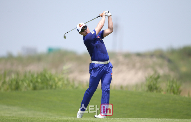 [포토]방두환, 2번홀 세컨 아이언 샷
