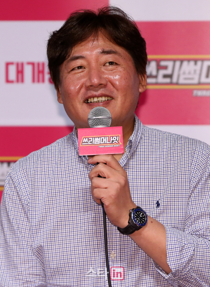 [포토]인사말하는 영화 '쓰리썸머나잇' 김상진 감독