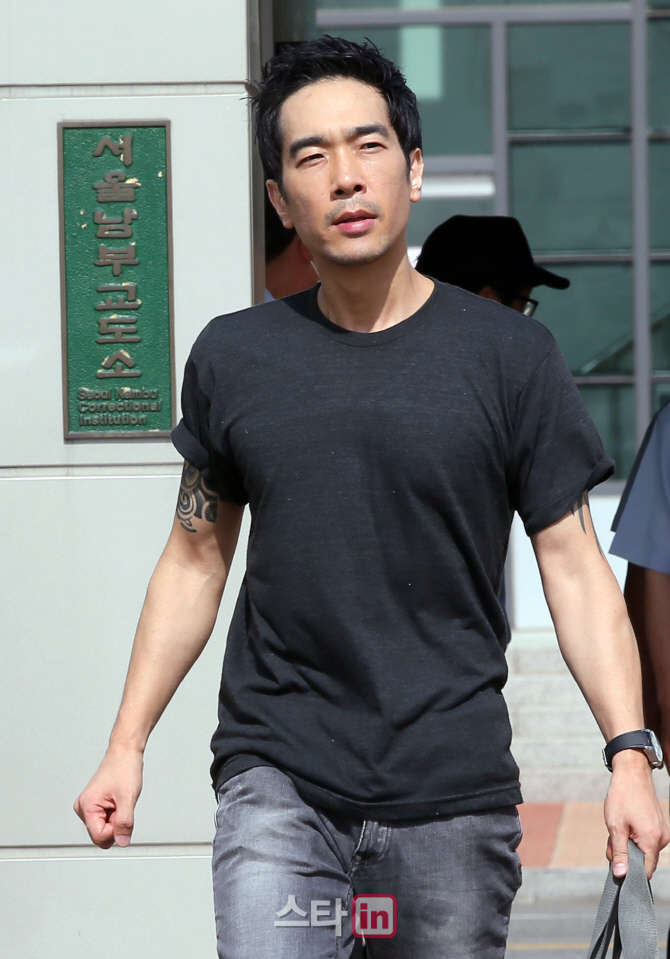 [포토]야윈 얼굴로 만기 출소하는 고영욱