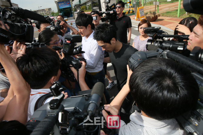 [포토]고개숙인 고영욱 "반성하며 살겠다"