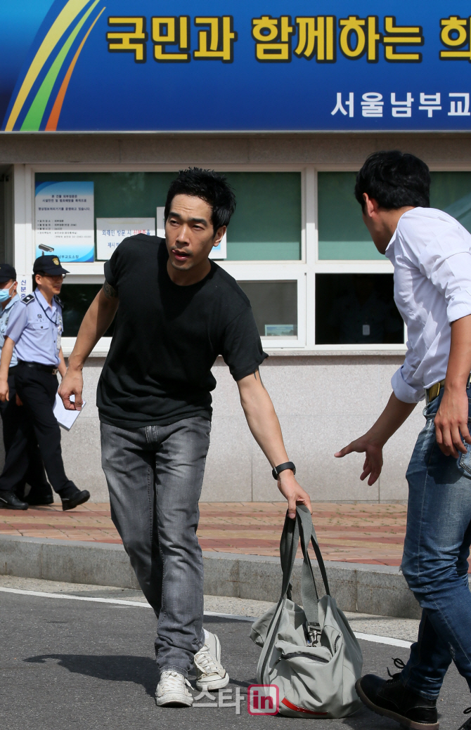 [포토]고영욱 '인터뷰 먼저'