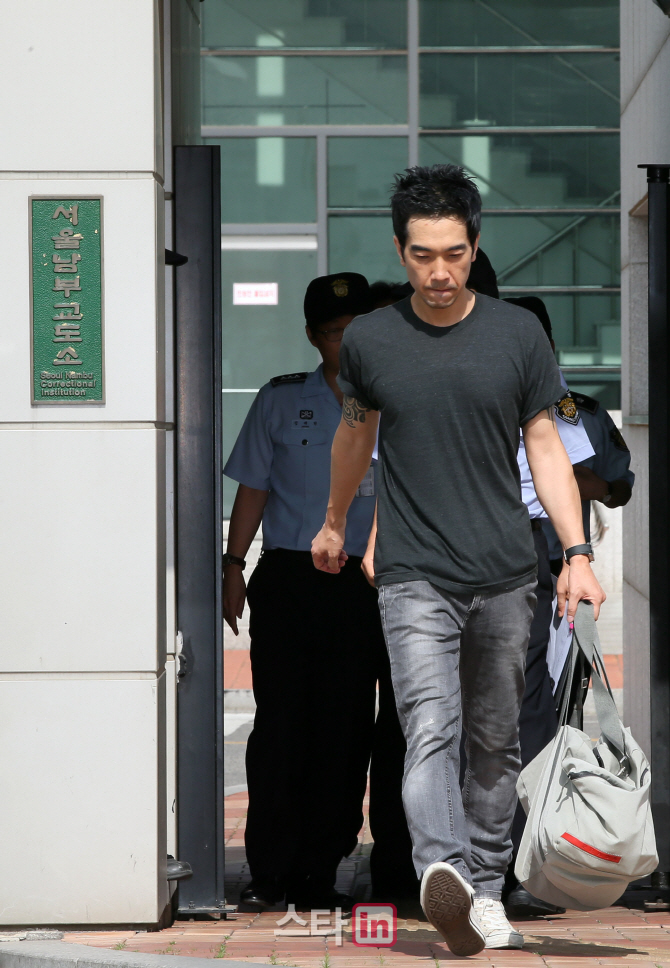 [포토]만기 출소하는 고영욱 '무거운 발걸음'